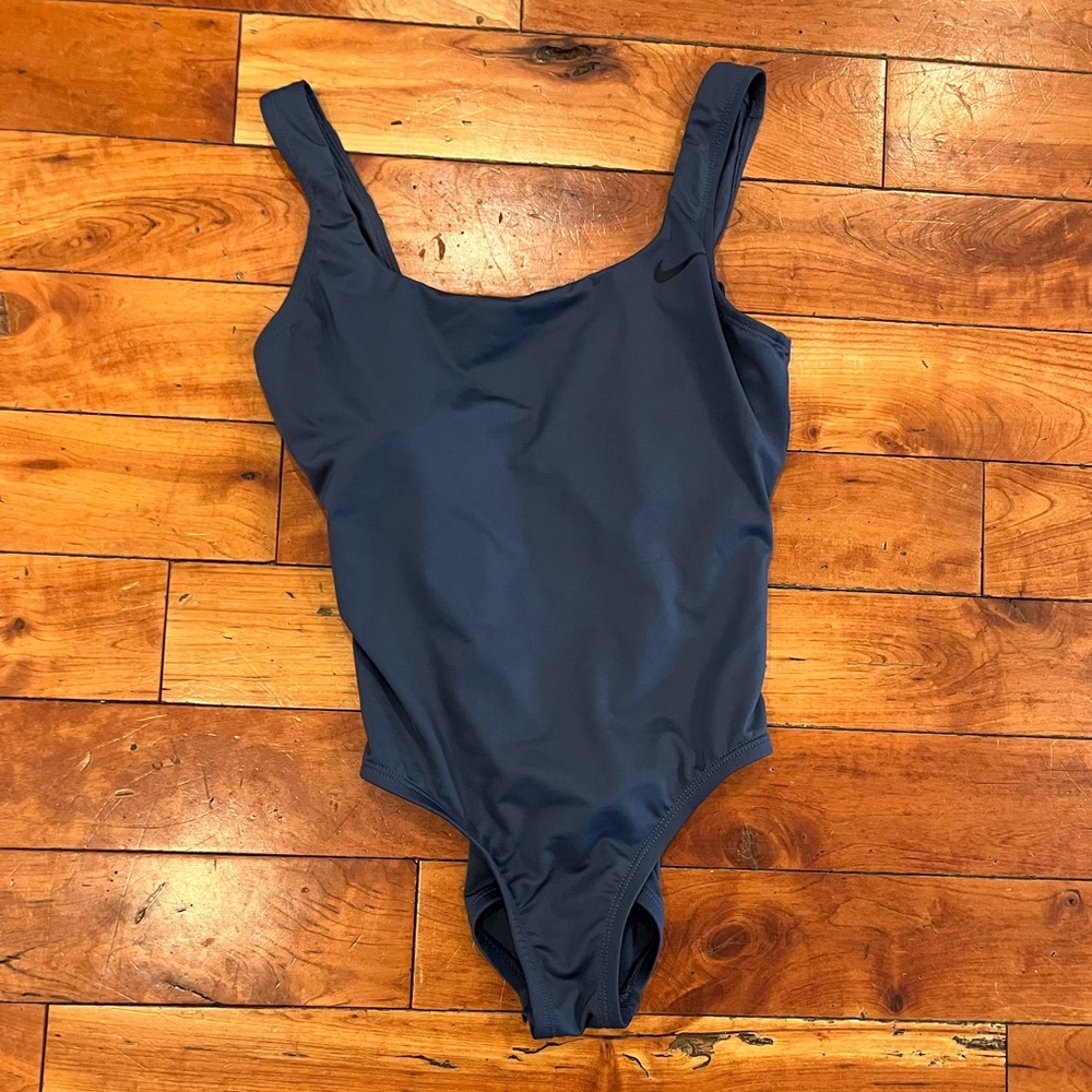 NEW Nike Women’s one piece swim suit.